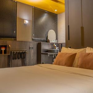 Kamer met een King Size Bed in de Kelder